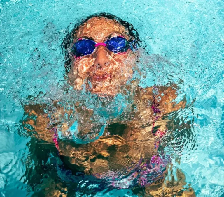 Peut-on porter des lentilles de contact dans la piscine ? Lentilles sûres pour l’eau.