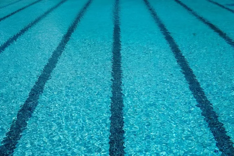 Qui a inventé la piscine ? Histoire en Bref